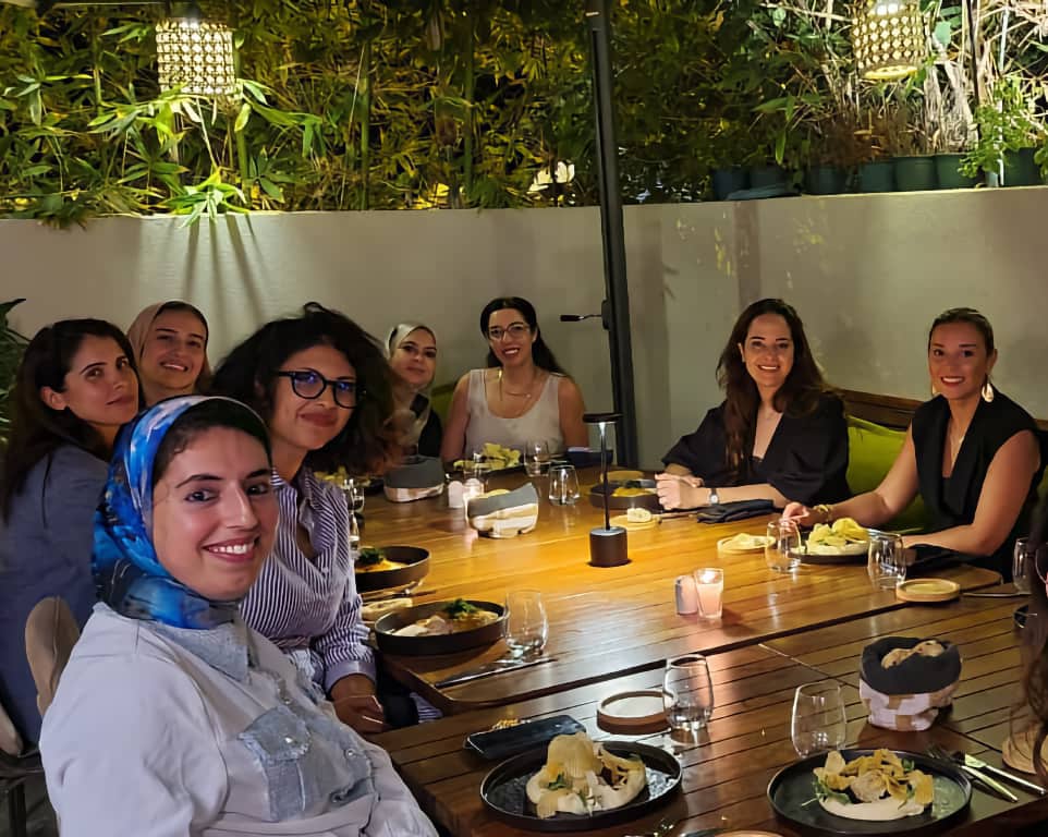 Un groupe de femmes pendant un dîner mensuel de Women of Influence