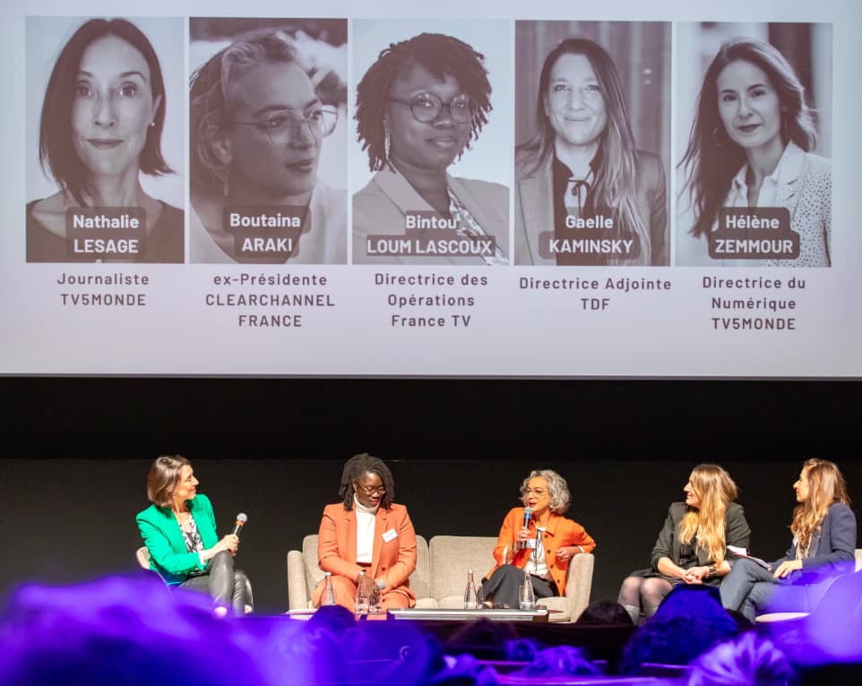 5 C-Level Women Speakers leading a panel discussion.