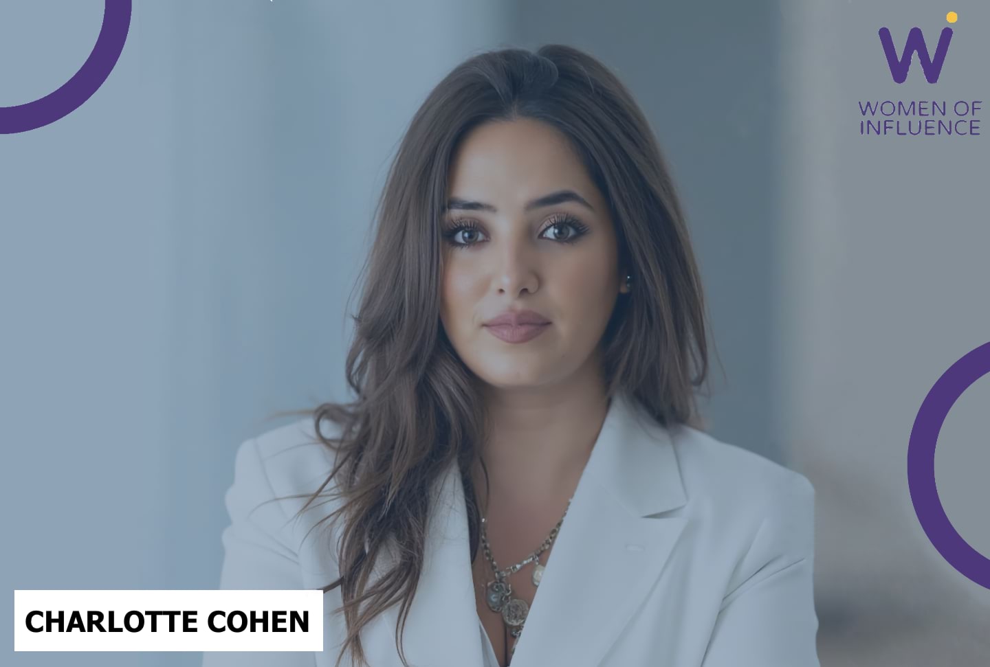 Portrait de Charlotte Cohen avec logo de WoI en haut à droite.