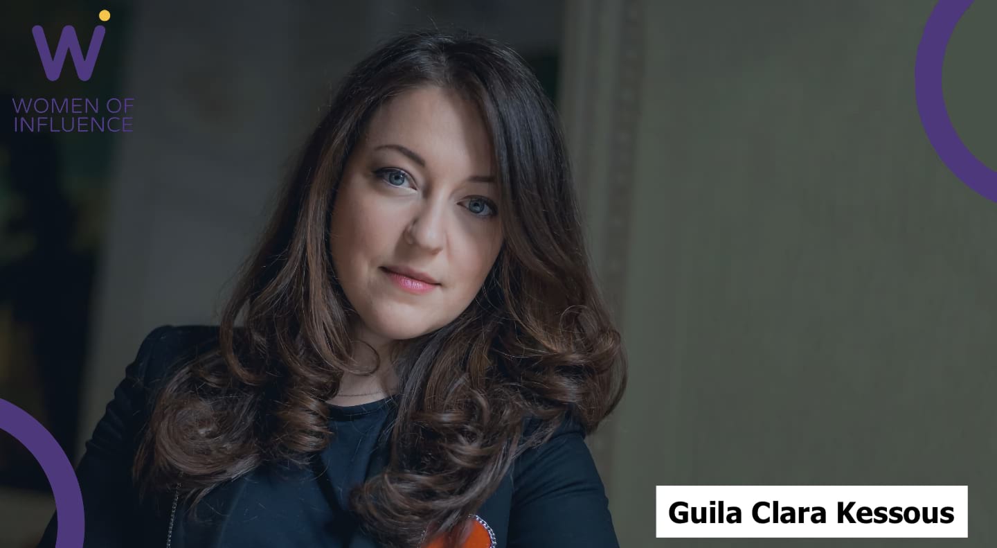 Portrait de Guila Clara Kessous avec logo de WoI en bas à droite.