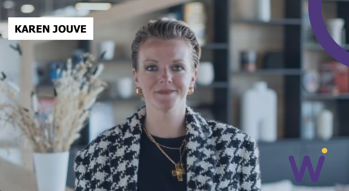 Portrait de Karen Jouve avec logo de WoI en bas à droite.
