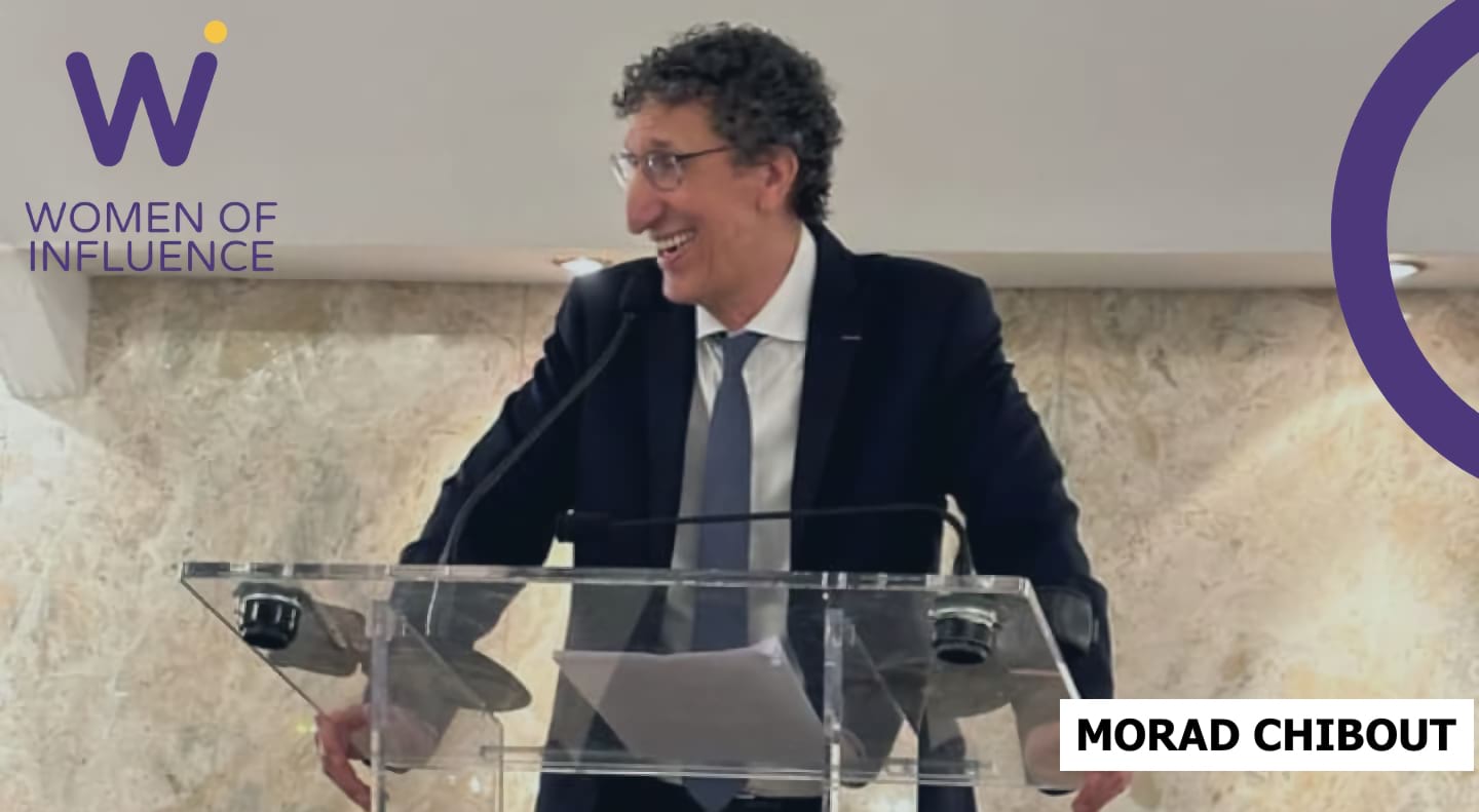 Portrait de Morald Chibout avec logo de WoI en haut à gauche.