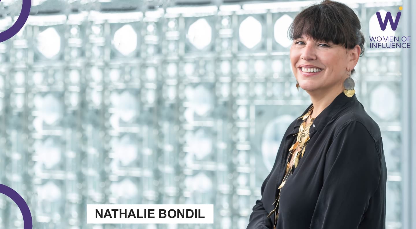 Portrait de Nathalie Bondil avec logo en haut à droite.
