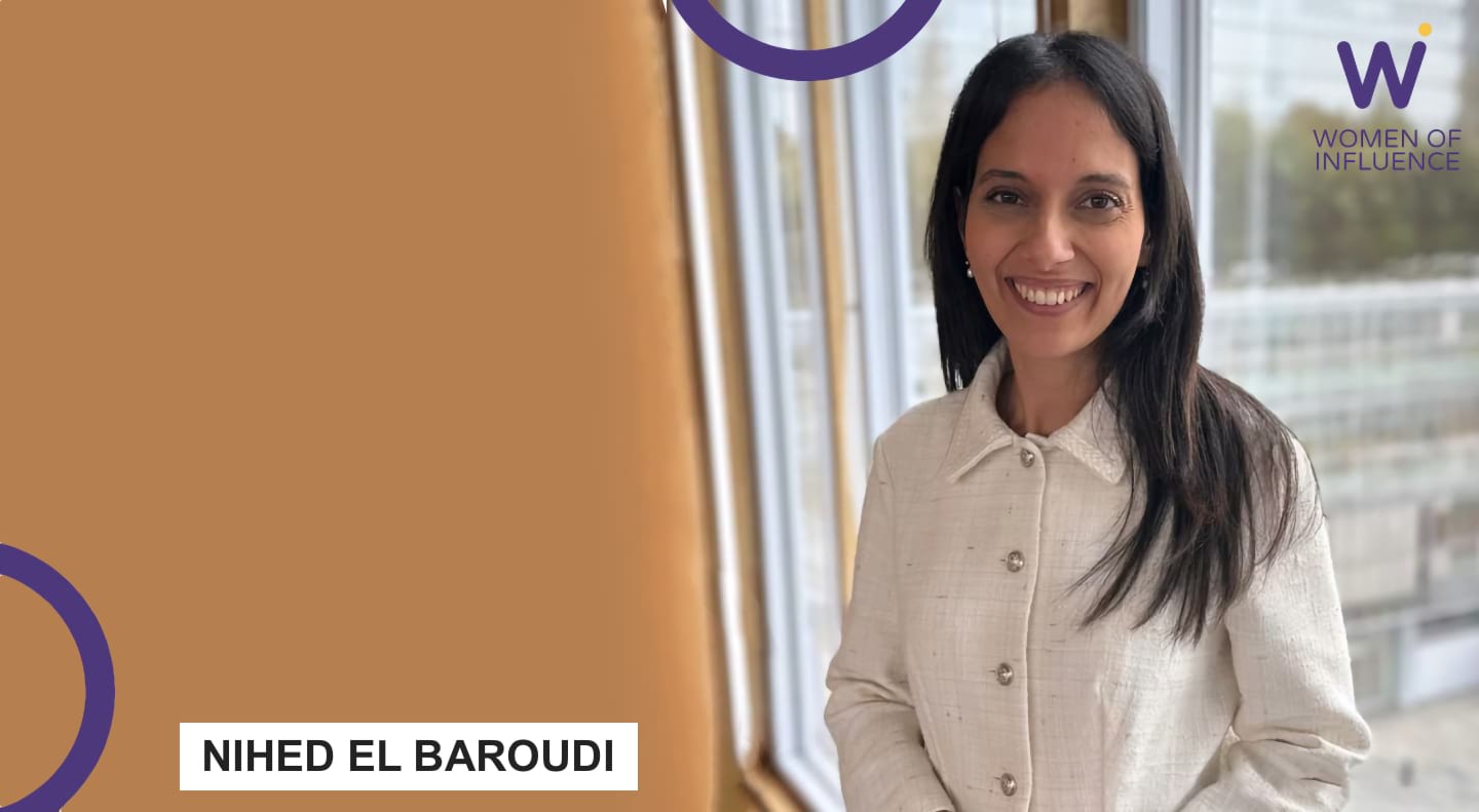 Portrait de Nihed El Baroudi avec logo en haut à droite.